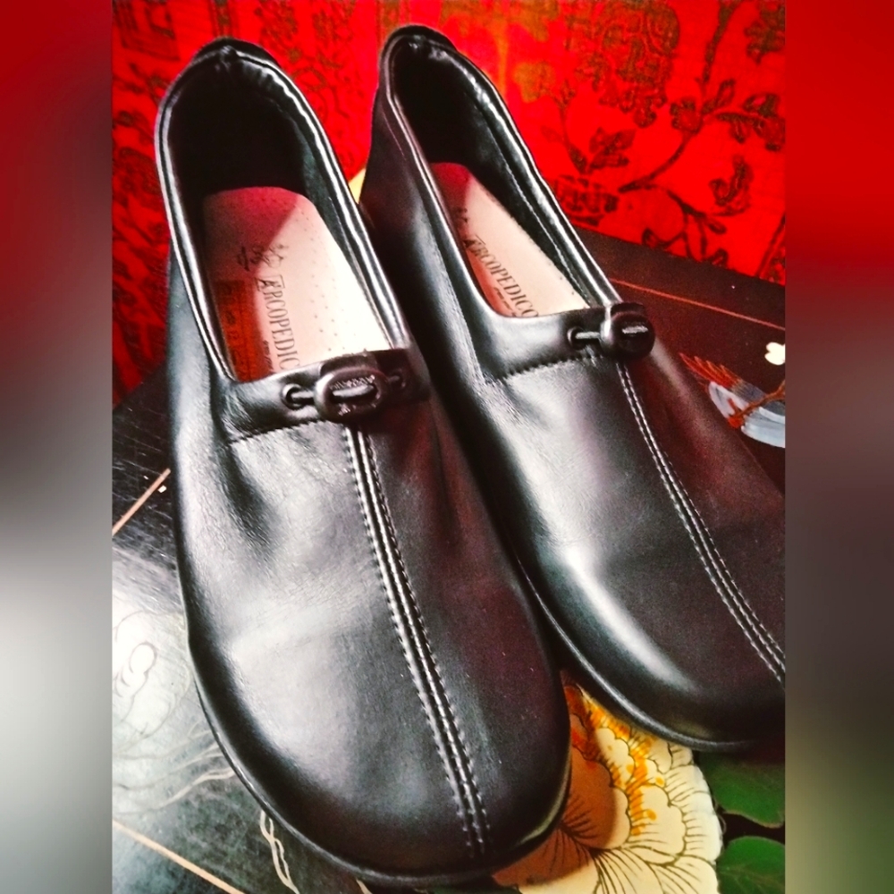 Women's Archopedico  Queen Black Flats